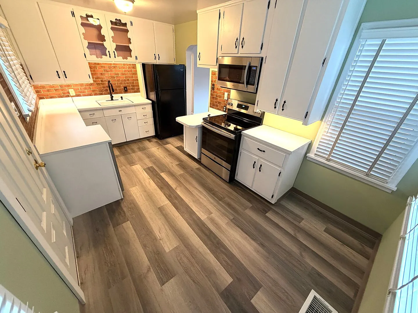 Charming 3 Bed 1 Bath Single Family Home W/ Fully Fenced Yard and Garage! — Photo 4