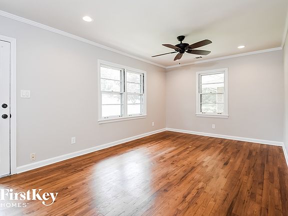 3rd image of 1040 Pinehurst Dr SE