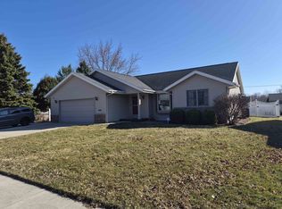 1828 N Claremont Dr, Janesville, WI 53545
