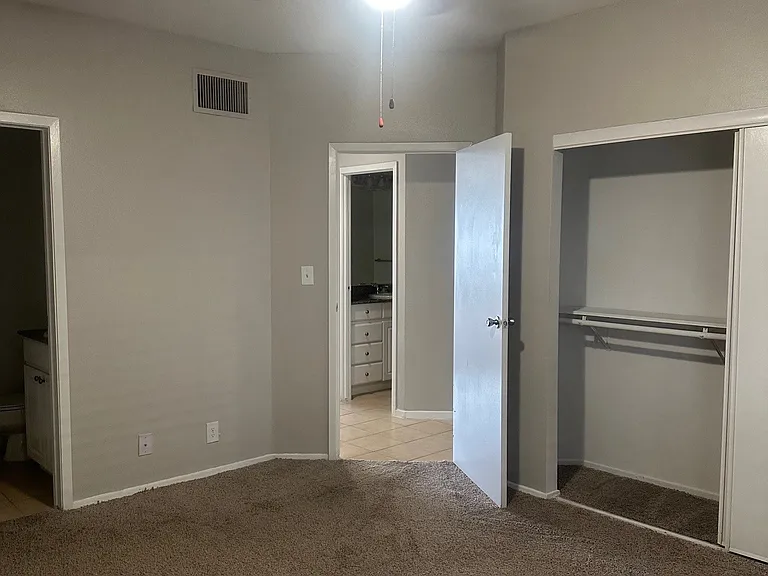 Augusta Court Apartments — Photo 37