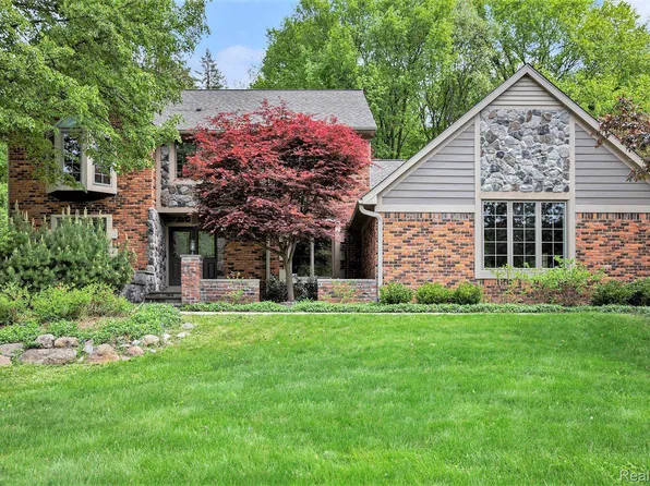 7254 Dark Lake Dr, Clarkston, MI 48346