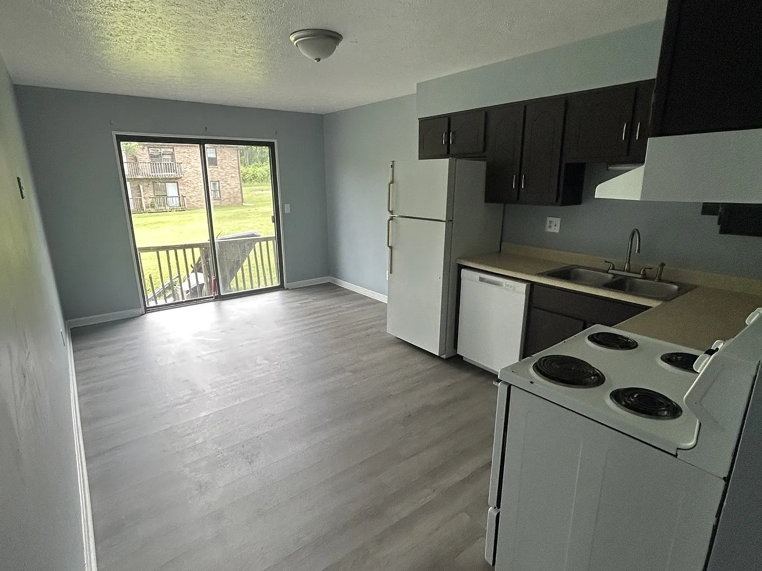 720 E Lincoln Trail — Photo 2