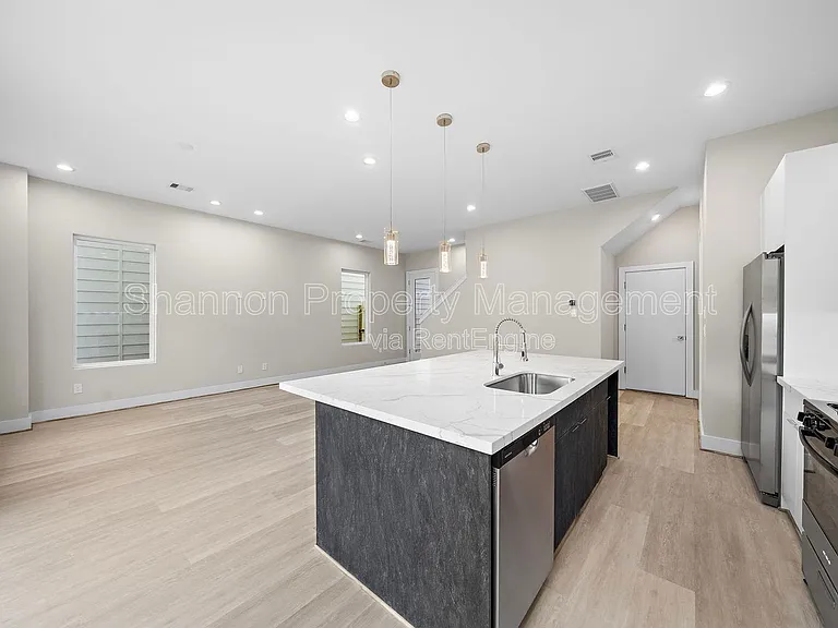 28 Bucan St #E — Photo 11