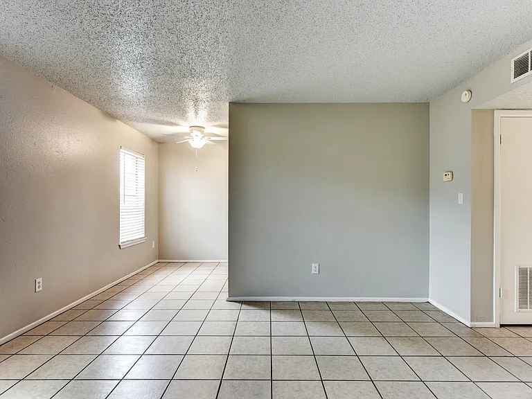 2050 S Saunders St — Photo 1