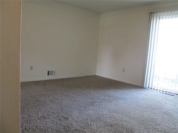4th image of 4 Teakwood Ln