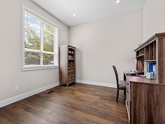 4th image of 16467 25th Ave