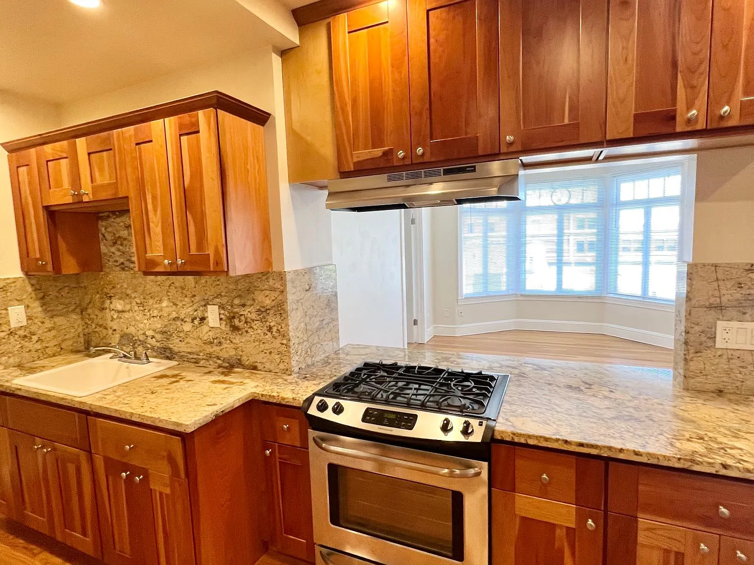 3 bed, 1000 sqft, $9,600 — Photo 3