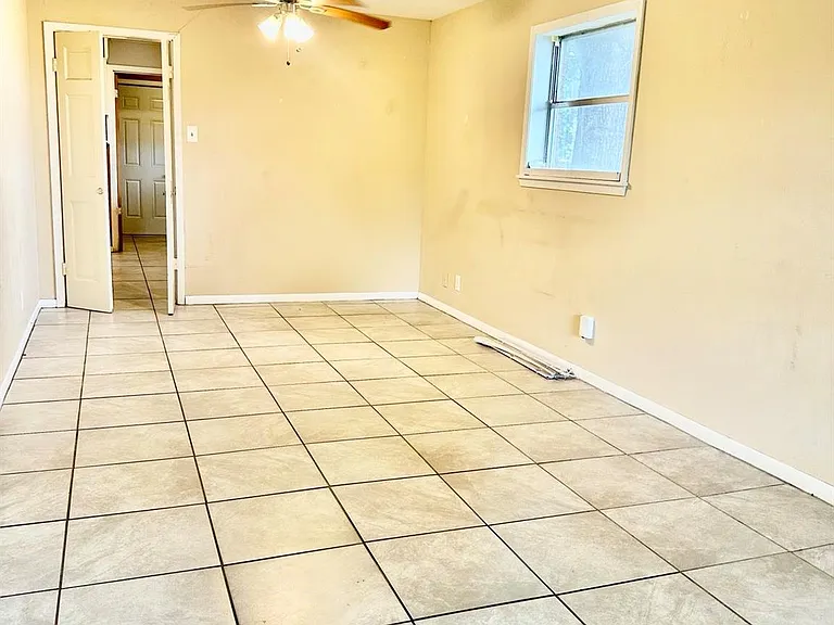 1100 Frost St — Photo 2