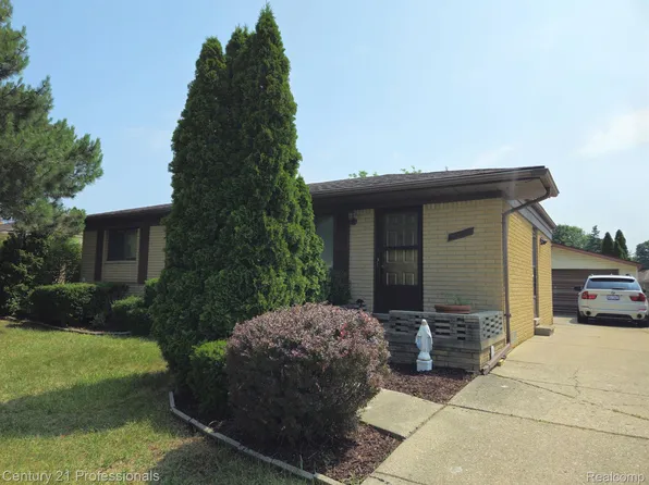 39622 University Dr, Sterling Heights, MI 48310