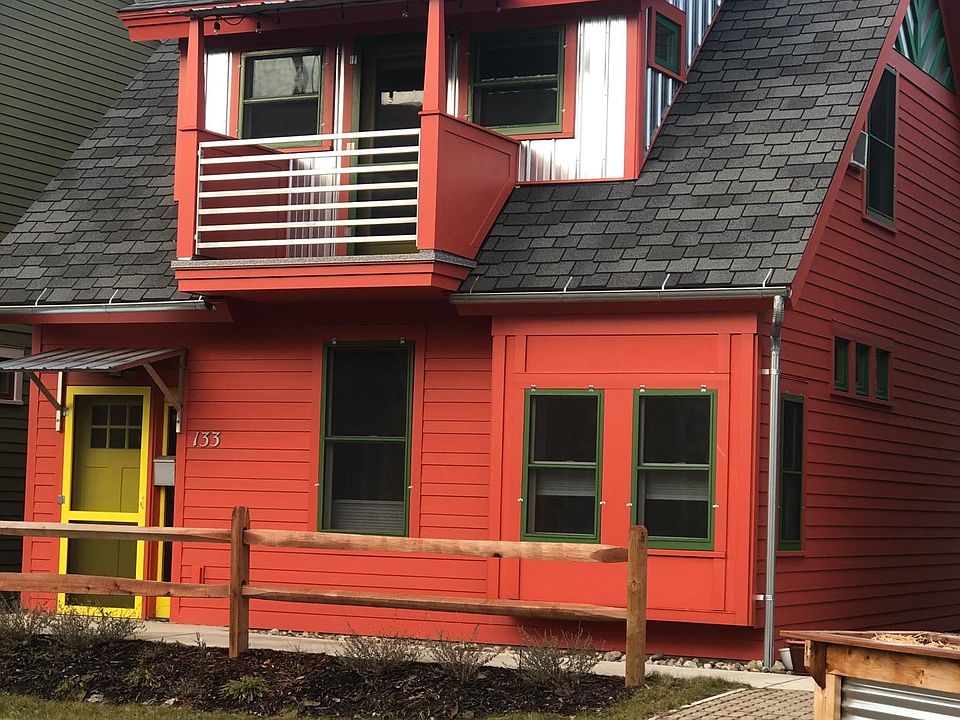 1st image of 133 Leslie St