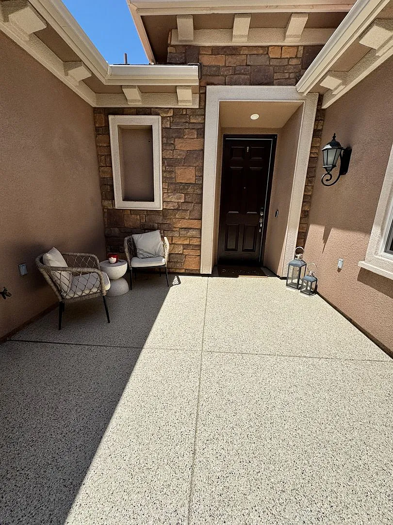 Gorgeous 4 Bedroom 3 Bath Home with a Pool and SOLAR in Clovis! — Photo 2