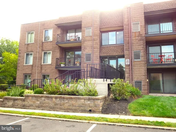 66 Oakridge Dr, Langhorne, PA 19047