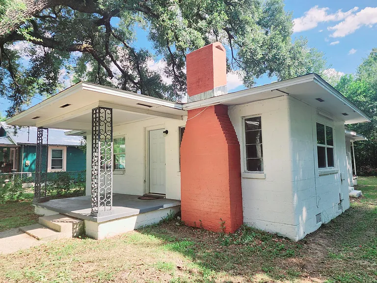 109 E Cross St — Photo 2