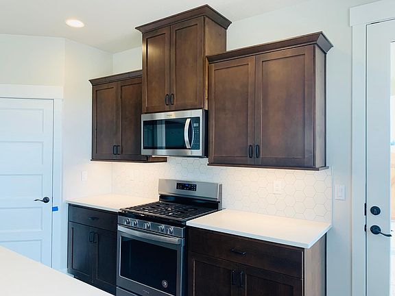 Over the hood microwave, Gas range.
