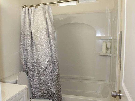 5th image of 2195 Canyon Dr APT B