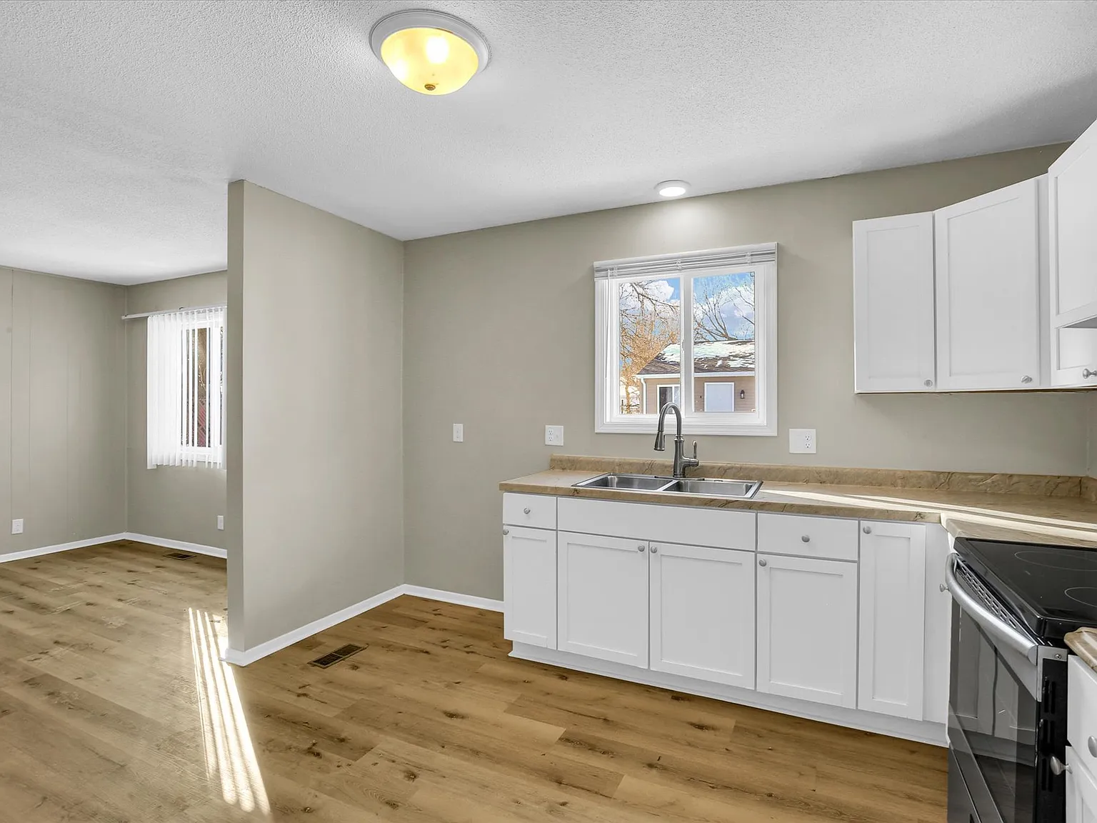 2 bed, 1000 sqft, $1,300 — Photo 2