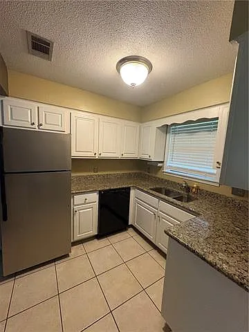 1425 N Columbia St — Photo 3