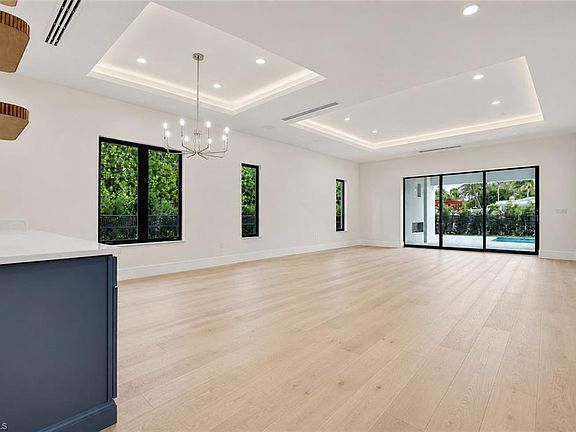 3rd image of 3028 Woodside AVE