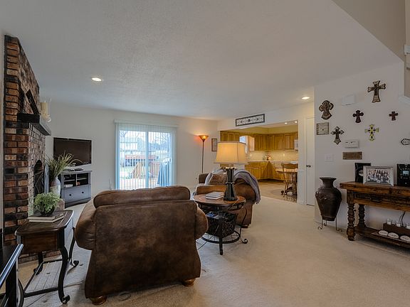 4th image of 1611 E Drury Ln