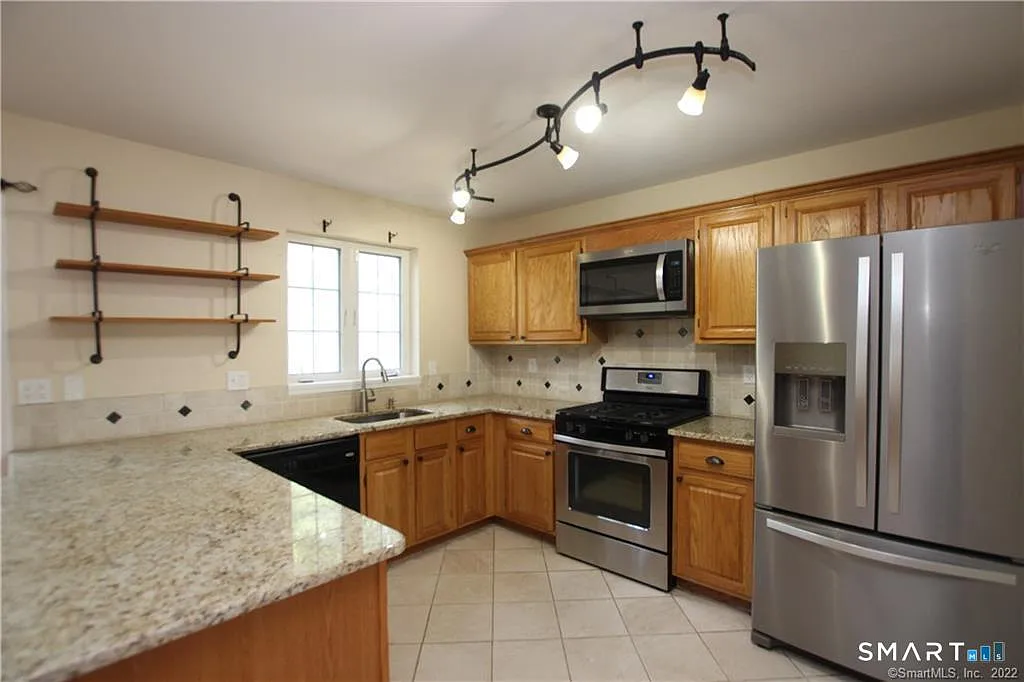 2 bed, 1.5 bath, 1418 sqft, $2,850 — Photo 2