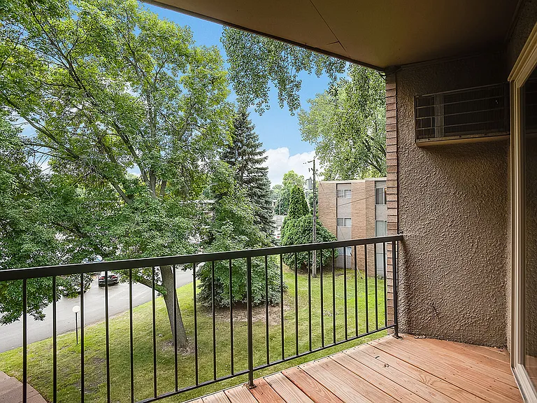 Caravelle Apartments — Photo 8