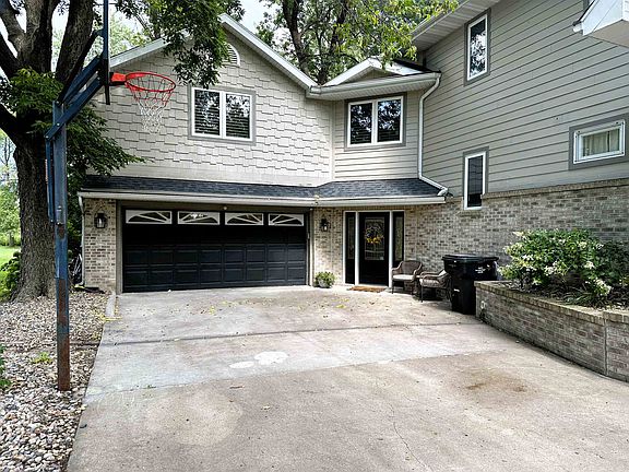 2nd image of 303 Avenue D E