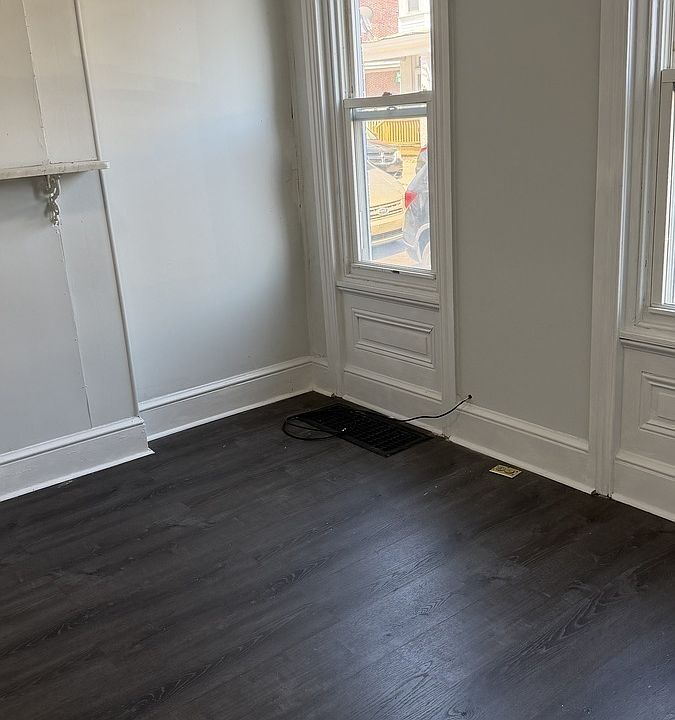 1st image of 923 Green St