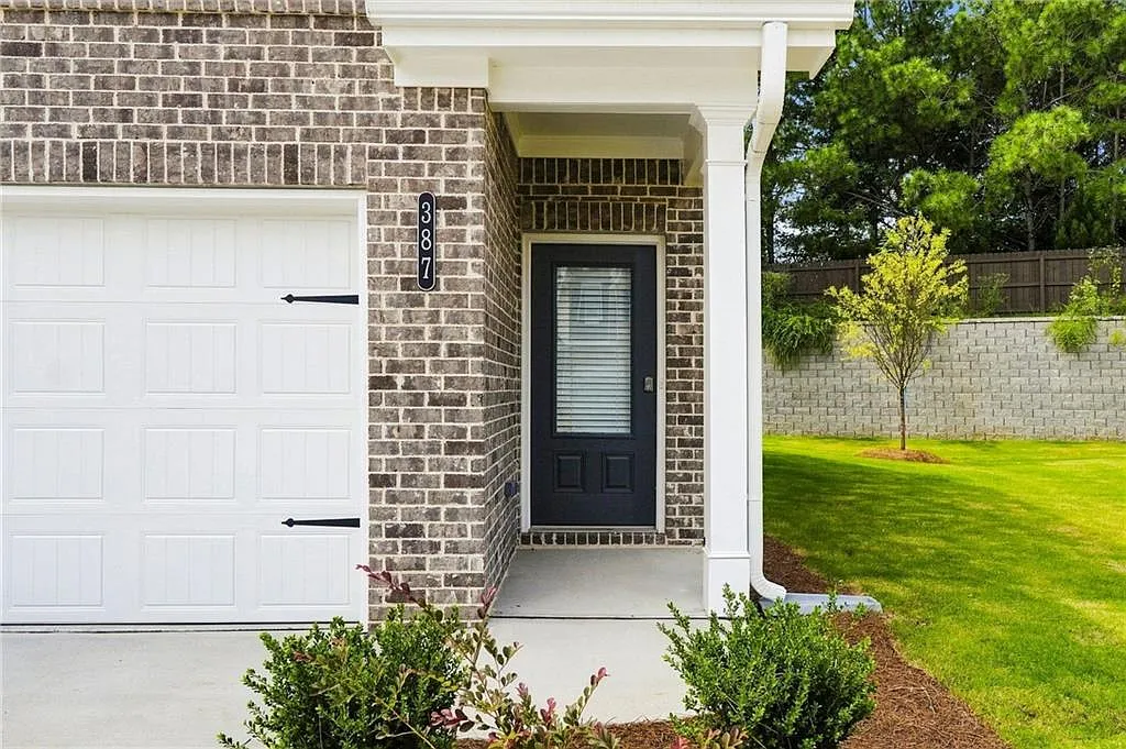 4 bed, 2.5 bath, 1805 sqft, $2,400 — Photo 2