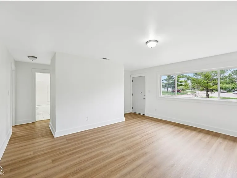 2126 N Kenyon St — Photo 4