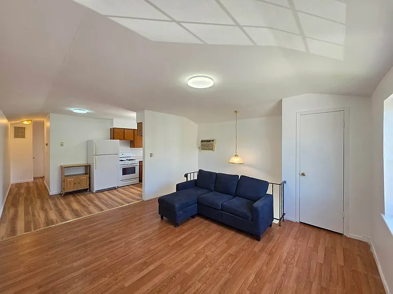 1046 Rensselaer Ave #2 — Photo 5