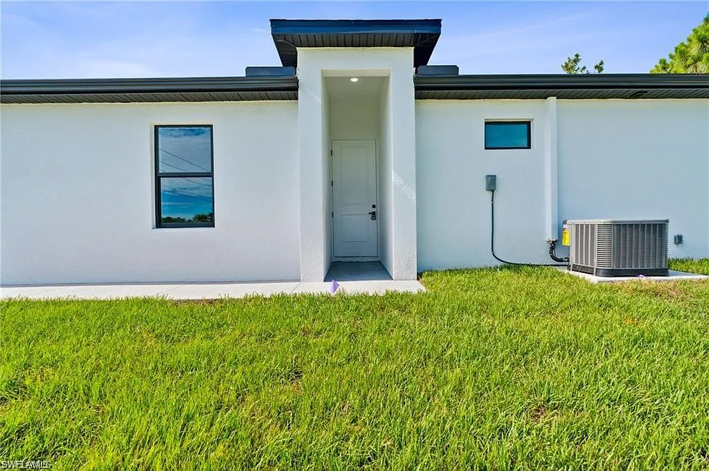 3 bed, 2.0 bath, 2700 sqft, $3,500 — Photo 3