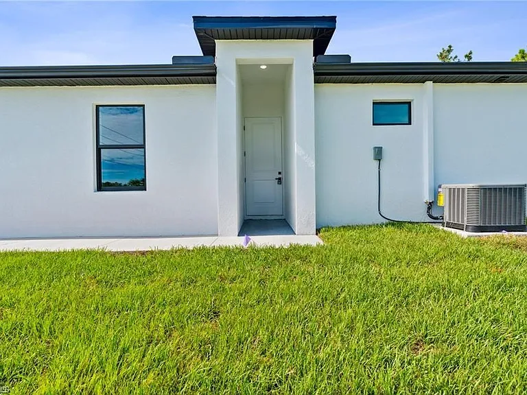 1011 & 1013 Abrams Blvd — Photo 3