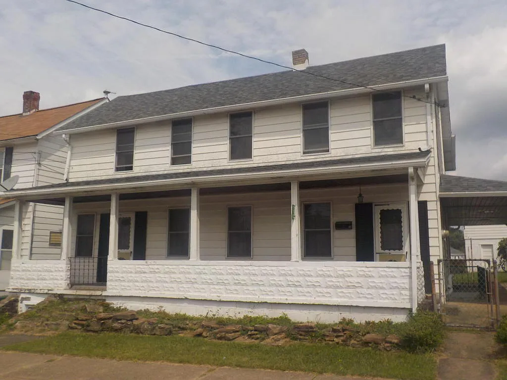 110 River Ave photo 1