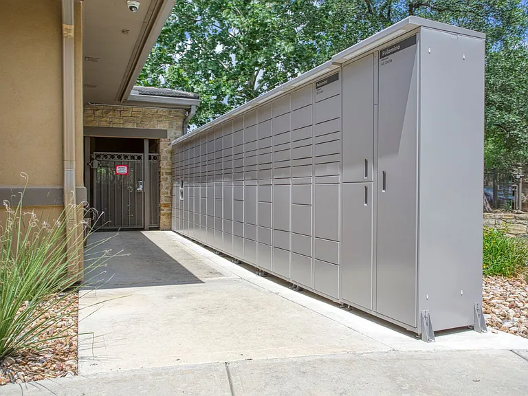 Palomino Amazon Lockers