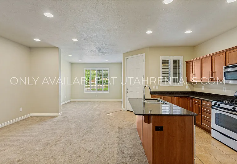 136 W 3360 N — Photo 7