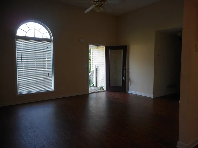 100 Fairfax Dr — Photo 3