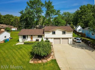 890 Sherbrooke St, Commerce Township, MI 48382