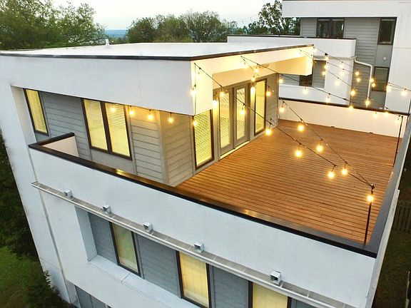 Overview of house w/ Rooftop Deck