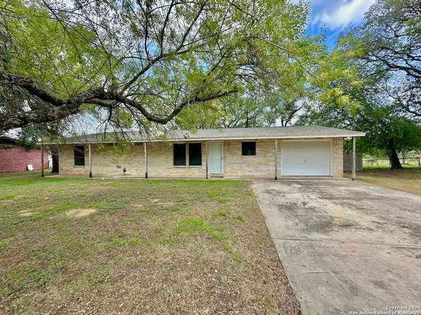 311 Low Meadow, Pleasanton, TX 78064