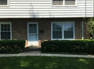 1923 Dewes St, Glenview, IL 60025