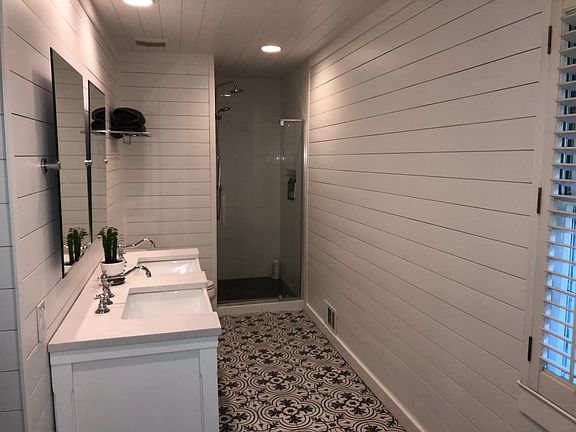 3rd image of 114 Lakeshore Cir NE