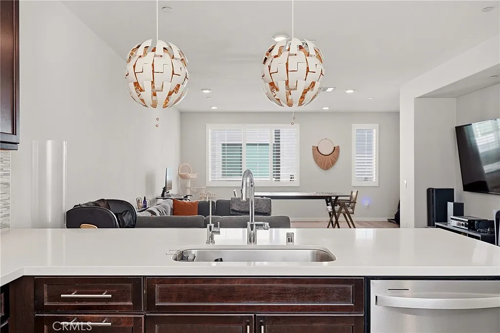 3 bed, 3.5 bath, 1920 sqft, $4,300 — Photo 3