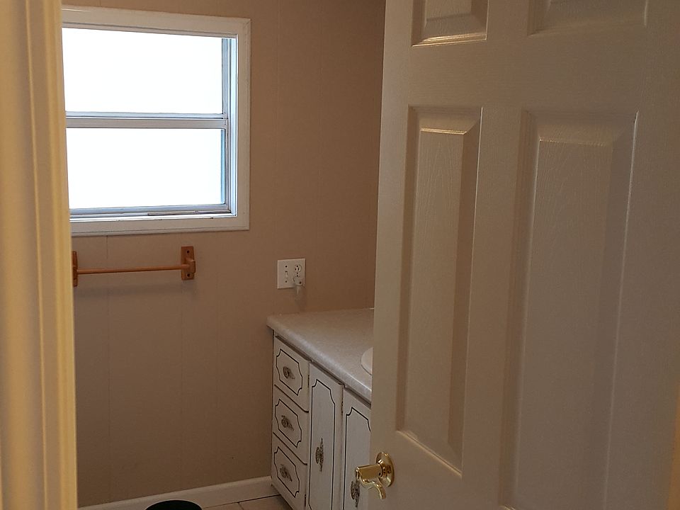 1st image of 409 E Waupansie St