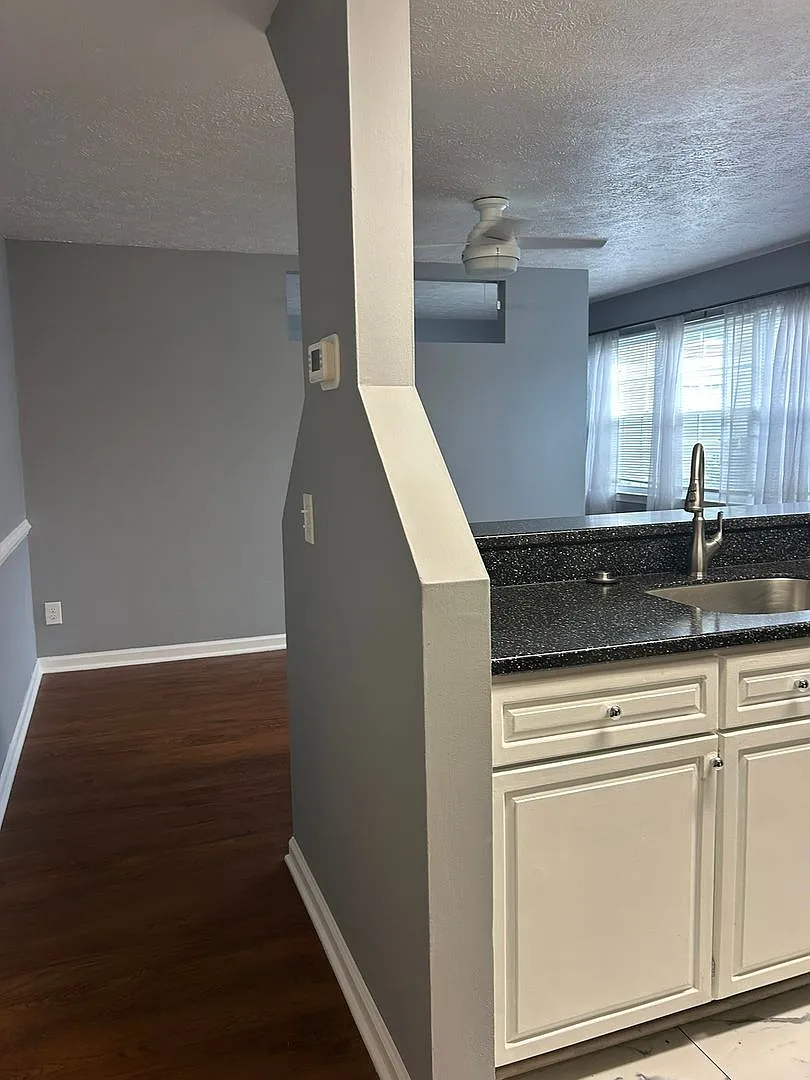 Bright 1-Bedroom Inside Desirable Hampton Club Community — Photo 4