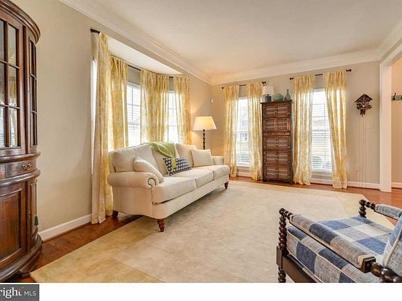 5th image of 212 E Crail Ct