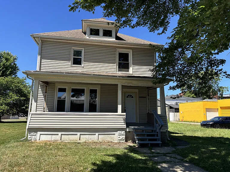 351 1st St SE — Photo 1