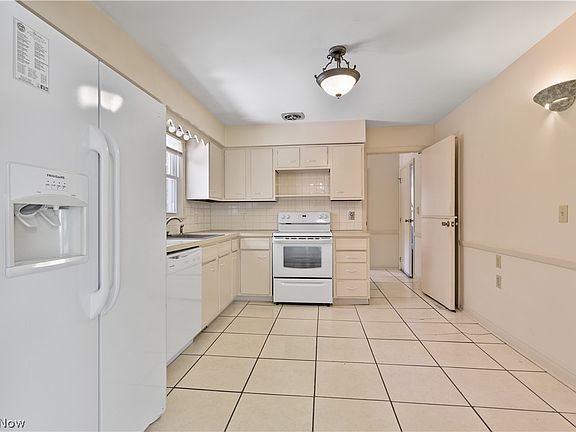 5th image of 27103 Hilliard Blvd