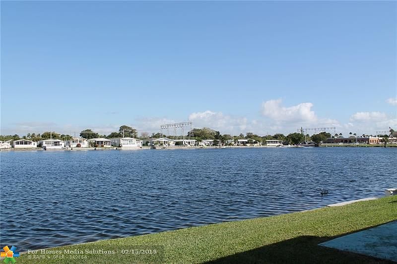 1st image of 2949 Lakeshore Dr