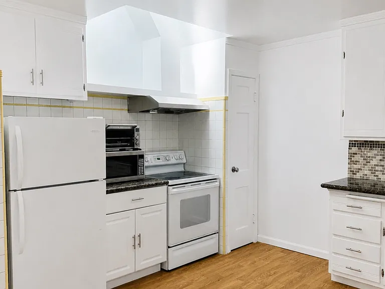 27-29 Iris Ave — Photo 10