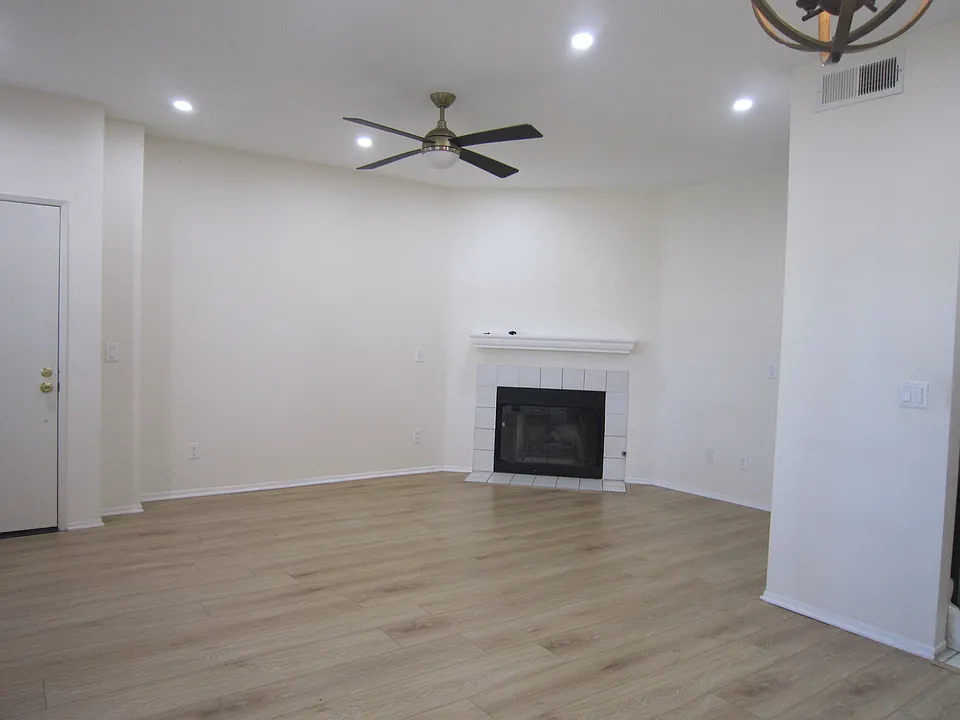 7320 Balboa Blvd #107